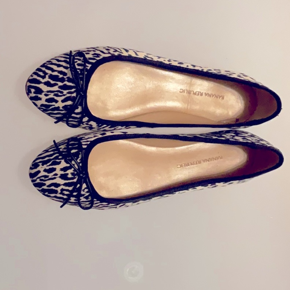 These banana republic flats are a size six with a cheetah print design